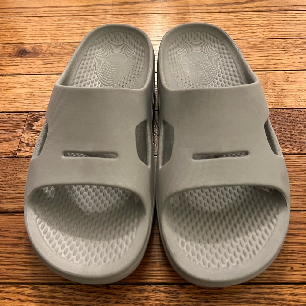 REVITALIGN Slip-On Slide Sandals in Light Gray
